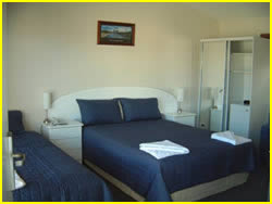 Springsure motels-the overlander blue room